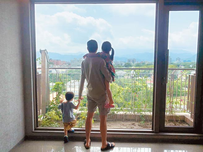 江宏杰（中）宣告离婚后，昨晒出一家三口照。（摘自脸书）