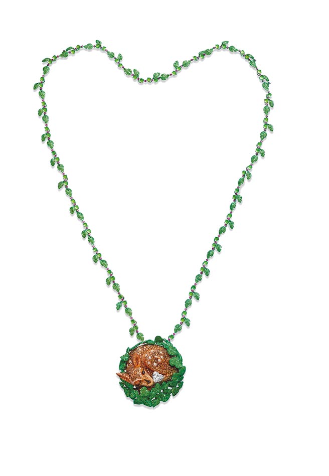 以棕色钻石镶嵌的小鹿项炼，小鹿甜美酣睡在绿叶中，令人动容。（CHOPARD提供）