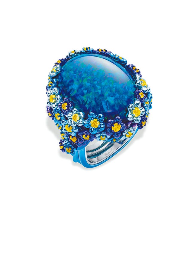萧邦花朵戒指，主石是一枚重达26克拉的蛋白石。（CHOPARD提供）