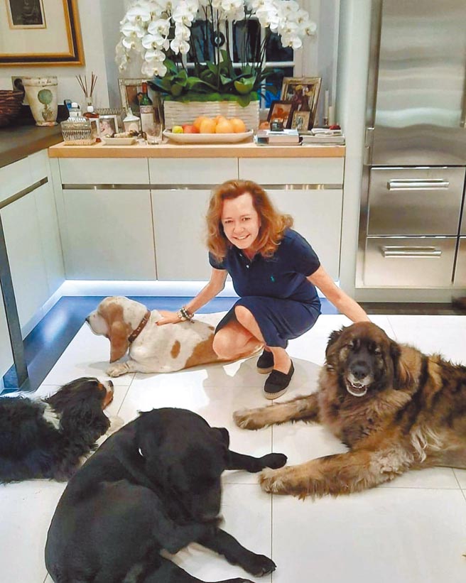 萧邦联合总裁兼艺术总监卡罗琳舍费尔是爱狗人士，在家养了一群可爱小狗。（撷自IG）