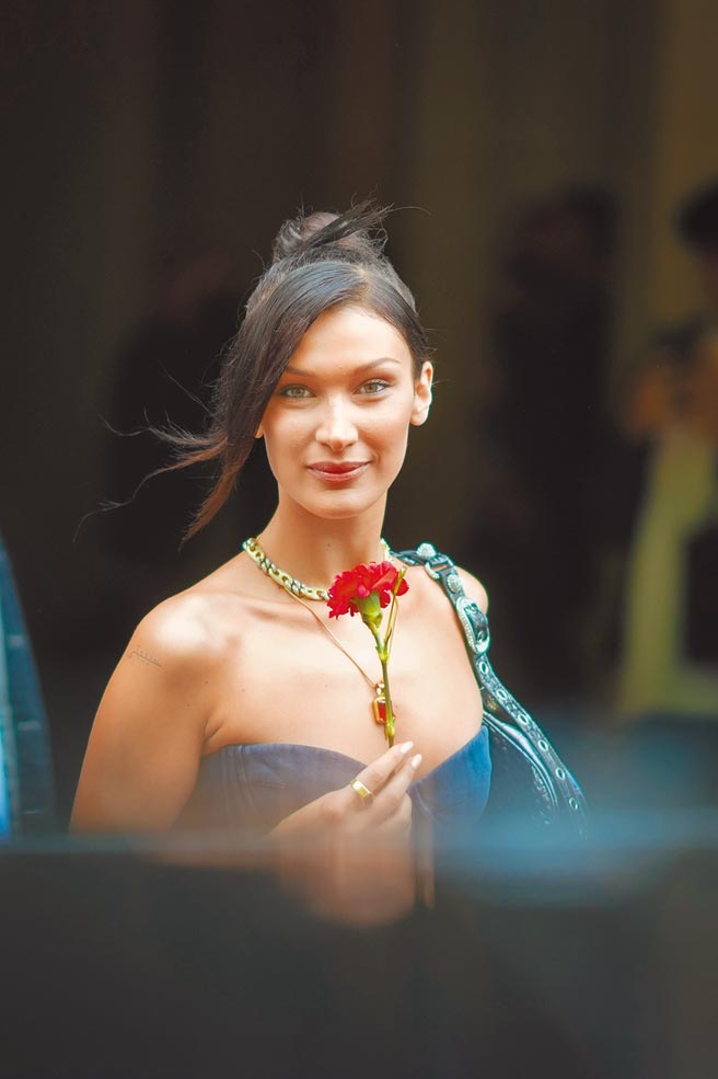 Bella Hadid身穿2022春季小洋装现身看秀。（CFP）