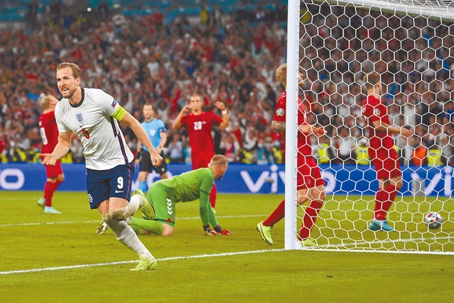 确定罚踢补进后，肯恩（左）狂奔庆祝。（美联社）