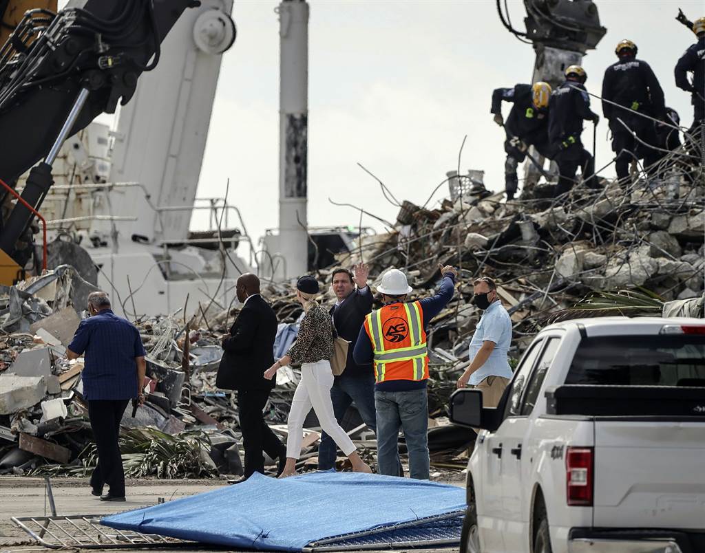 佛州大楼坍塌增至79死，不过一只黑猫幸运生还，已重回家人怀抱。（图／美联社）(photo:ChinaTimes)