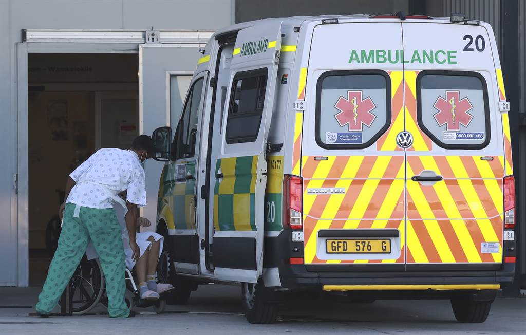 南非新冠肺炎第3波疫情肆虐。图为当地救护车载运新冠肺炎患者前往医院。（图／美联社）(photo:ChinaTimes)