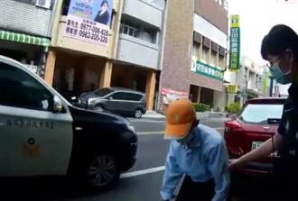 台南8旬翁騎車摔傷 壯碩警「公主抱」上警車護送回家