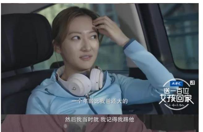 余玥余悸犹存地还原第一次遇到潜规则的过程。(取自搜狐娱乐)