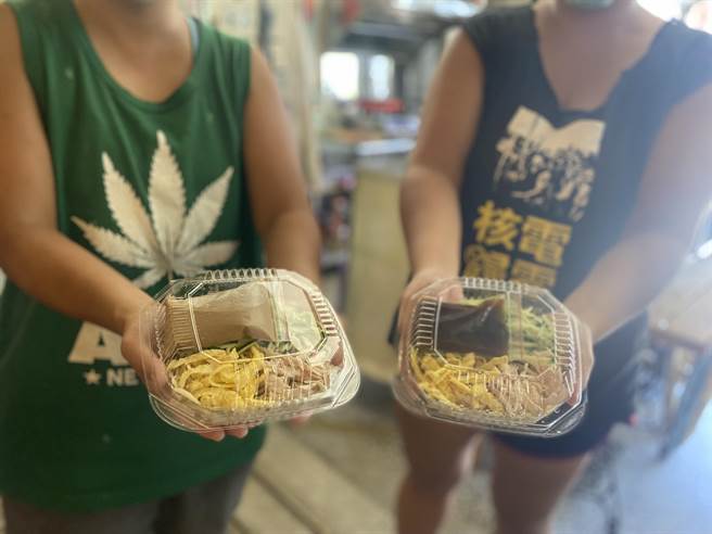 全台血库闹血荒，台东库存仅剩3天，在地小吃业者发起「秀捐血绷带、送大份凉麵」活动。（蔡旻妤摄）