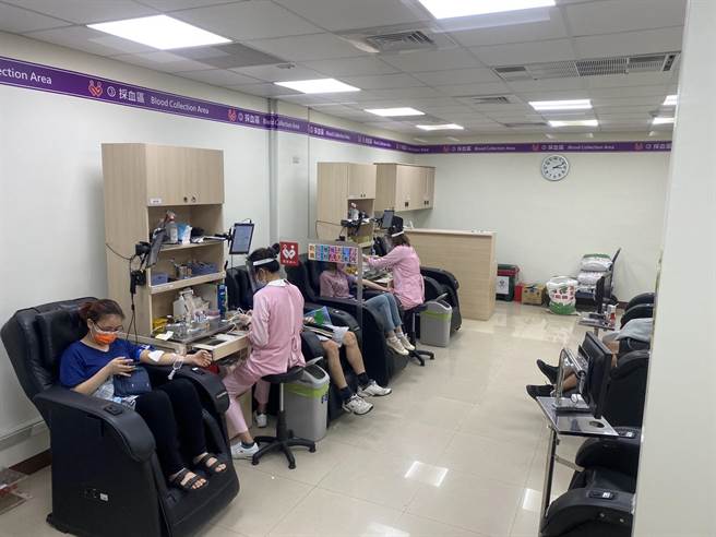 全台血库闹血荒，台东库存仅剩3天，在地小吃业者发起「秀捐血绷带、送大份凉麵」活动。（蔡旻妤摄）
