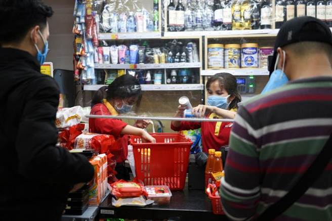 越南自4月起出现新一波疫情，但与台湾一样面临疫苗短缺问题，在疫苗取得上也夹在复杂的美中竞争关系中。最后越南在接受日本疫苗后，还是决定接纳大陆捐赠的疫苗。（图／路透）