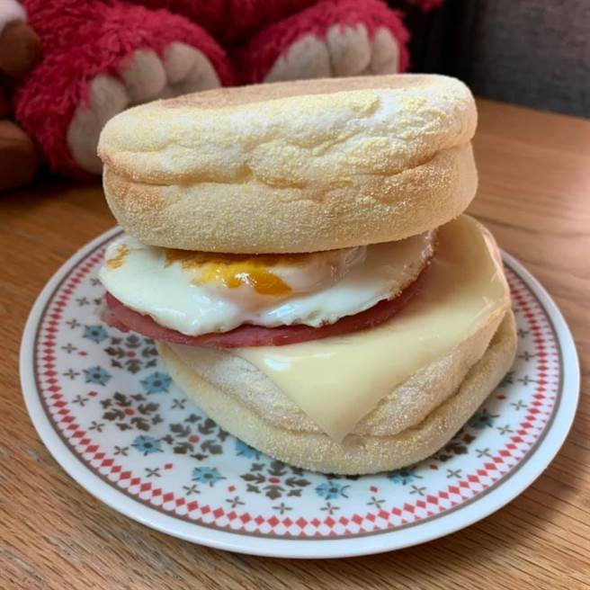 原PO买了马芬堡后回家自制「麦当劳满福堡」，成品还比原版大2倍，网友一看照片全笑翻。(图／Costco好市多 商品经验老实说)