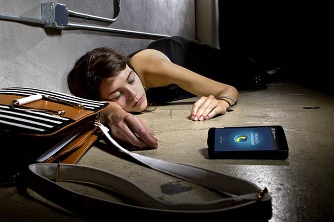 少女当晚狂欢后，中午回家时精神恍惚、走路摇晃，还穿着裤子小便，被父母送医后发现毒品反应，她控诉当晚遭男子性侵。（示意图/Shutterstock提供）