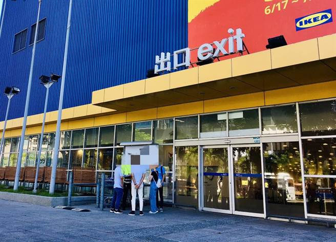 高市民眾在戶外脫罩大啖Ikea熱狗，警方前往現場取締。（翻攝照片／石秀華高雄傳真）