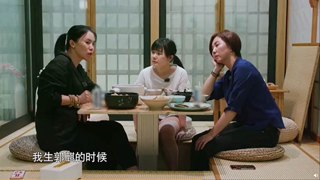 王楠（左）、湯媛媛曾上《幸福三重奏》跟福原愛聊婚姻。（圖／翻攝自秒拍）