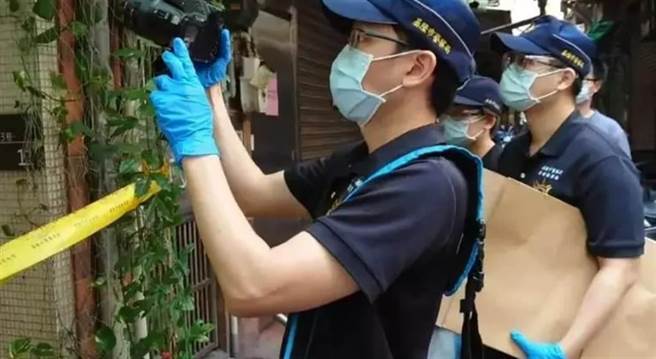 基隆市仁爱区一处巷弄内民宅9日上午发生疑似弒母案，警方第一时间到场侦办逮人。（翻摄画面／黄婉婷基隆传真）