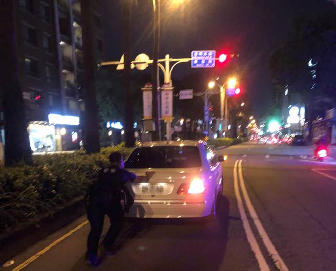 热心员警当机立断请蔡男在驾驶座控制方向盘，直接推着车辆到路边临时停车，警民合力将车辆推到路边，恢復交通顺畅，顺利化解车辆卡关的危机。（台中市二分局提供／冯惠宜台中传真）	