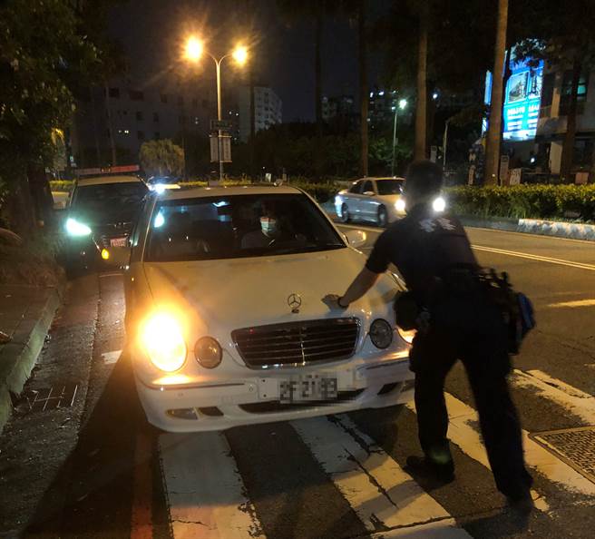 热心员警当机立断请蔡男在驾驶座控制方向盘，直接推着车辆到路边临时停车，警民合力将车辆推到路边，恢復交通顺畅，顺利化解车辆卡关的危机。（台中市二分局提供／冯惠宜台中传真）
