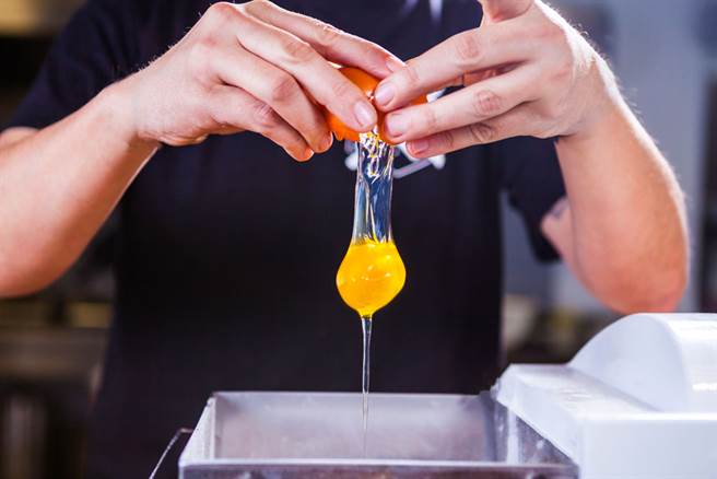 女網友打蛋時，卻發現裡頭掉出一坨粉嫩的「小雞胚胎凍」，讓她當場嚇壞了。（示意圖／達志影像）