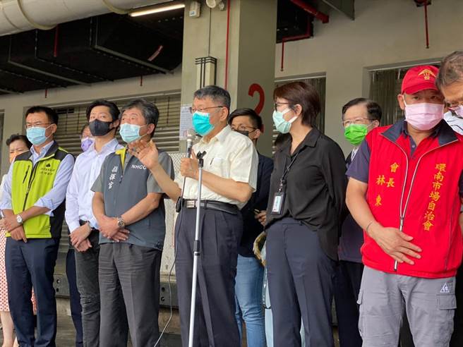 環南市場7月2日PCR篩檢後發現41人確診，中央與台北市政府一同召開記者會。左起：經濟部部長王美花、農委會主委陳吉仲、無黨籍立委林昶佐、衛福部部長陳時中、台北市市長柯文哲、台北市副市長黃珊珊、環南市場自治會會長林勝東。（圖／取自黃刪刪臉書）