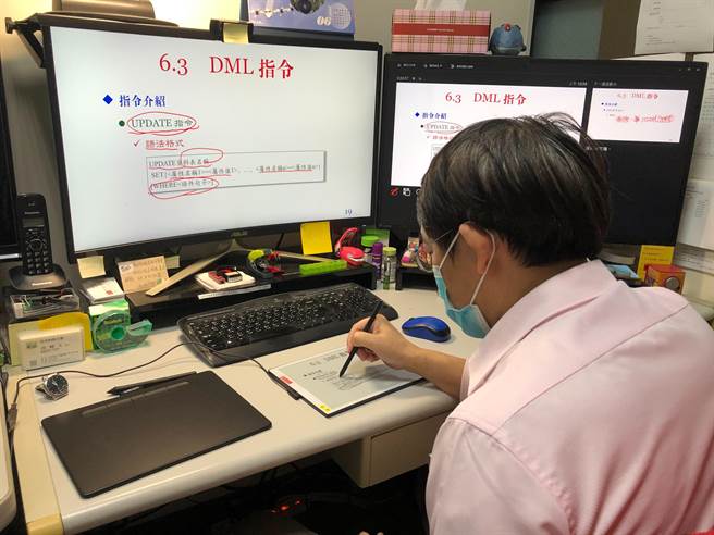 弘光科大副教授段翰文利用電子紙與學生遠距上課。（王文吉攝）