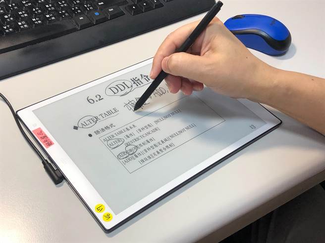 弘光科大產學合作使用電子紙上課，增加互動又不傷眼。（王文吉攝）