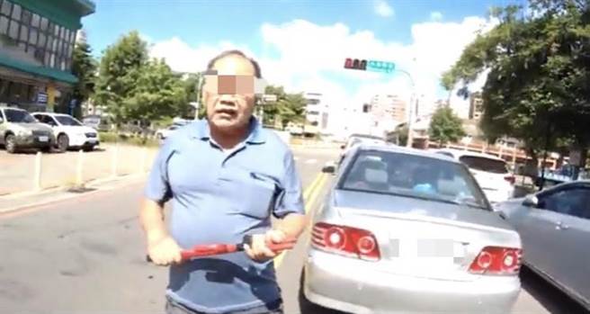中市发生1起行车纠纷，1名汽车驾驶拿拐杖锁、未戴口罩就怒衝下车，与男机车骑士理论互呛。（截图自网路「八卦2村－行车纪录器影片上传中心」／陈淑芬台中传真）