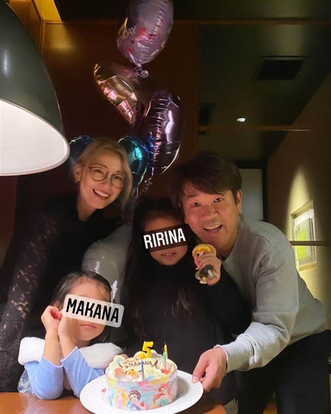 木下优树菜和藤本敏史曾和孩子们温馨合照。(图/翻摄自木下优树菜IG)
