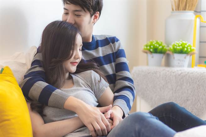 雙魚座、雙子座、天秤座、巨蟹座的女人最惹人憐愛，讓男人想要寵她一輩子。（示意圖／shutterstock）