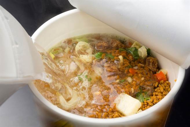 许多泡麵会贴心的在纸碗内缘标示「注水线」。（示意图／达志影像）