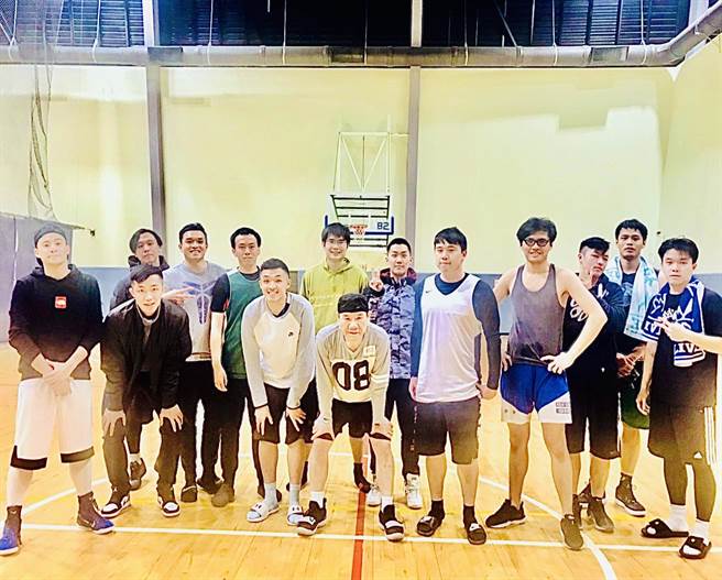 趙傳熱衷打籃球，賽場上衝鋒力及爆發力十足。（旋風音樂提供）