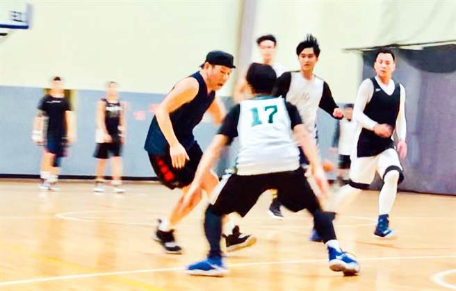 趙傳熱衷打籃球，賽場上衝鋒力及爆發力十足。（旋風音樂提供）