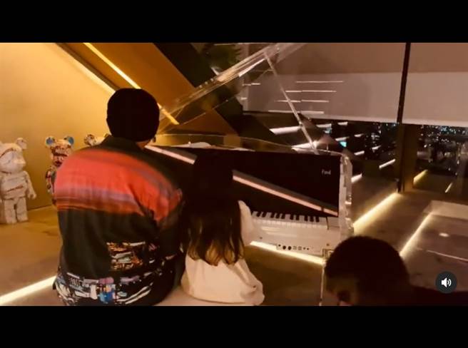 周杰伦和小周周四手联弹〈乌克丽丽〉。(图/ 摘自昆凌IG)