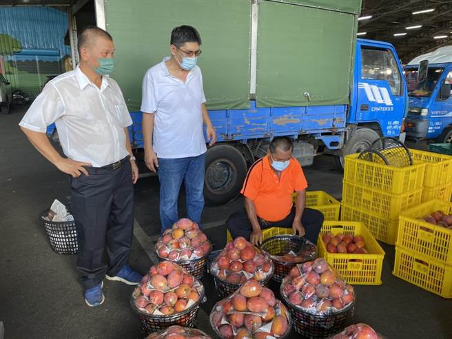 冠南生物科技公司董事长黄荣裕（左）到玉井青果市场关心收购爱文芒果。中为台南市农产运销公司总经理李芳林。（李芳林提供／张毓翎台南传真）