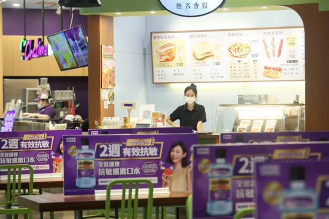 中央疫情指挥中心日前宣布7月13日起微解封部分相关措施，同时授权地方政府因地、因时调整，台北市长柯文哲表示北市不跟进餐饮业开放，原则禁内用、限外带，让信义商圈许多店家座位还是空无一人，苦撑维持生计。（张铠乙摄）
