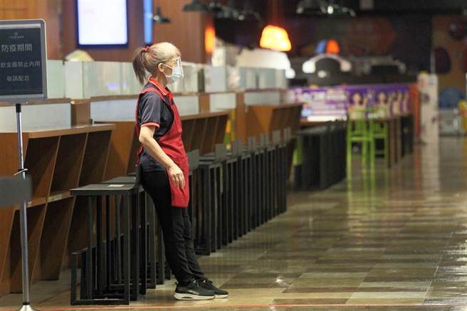 中央疫情指挥中心日前宣布7月13日起微解封部分相关措施，同时授权地方政府因地、因时调整，台北市长柯文哲表示北市不跟进餐饮业开放，原则禁内用、限外带，让信义商圈许多店家座位还是空无一人，苦撑维持生计。（张铠乙摄）
