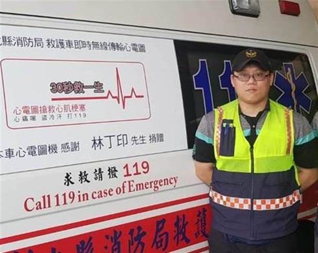 喬友大樓惡火， 彰化縣消防局東區消防分隊員陳志帆為救災犧牲生命，彰化縣縣府核定追晉其職務為分隊長 ，並於15日舉辦追思告別典禮，頒授褒揚令、晉升令、榮譽章，覆蓋消防旗、國旗。（彰化縣消防局提供／吳敏菁彰化除傳真）