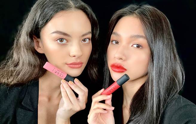 NARS、shu uemura植村秀、迪奥推出绝美唇膏，图中为NARS云雾唇诱，去年推出时就造成抢购风潮，今年终于重新回归。（邱映慈摄）