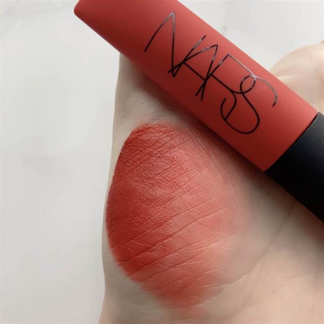 NARS云雾唇诱，色号#PIN UP。（邱映慈摄）