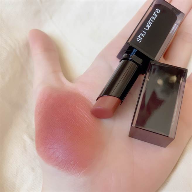 无色限粉雾保湿唇膏全新色BG994肉桂焦糖，薄擦粉嫩显白、显气质的温柔小姊姊，厚涂直接外挂时髦气场，是自带混血感的日杂麻豆色选。（邱映慈摄）