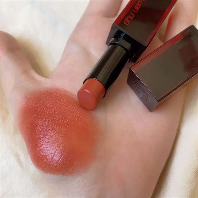 无色限釉光精油唇膏OR598肉桂甜橙，亮眼的橙色调，融入微微的棕红，糖渍过后甜而不腻，轻松驾驭各种场合，可甜可美的百搭色。（邱映慈摄）