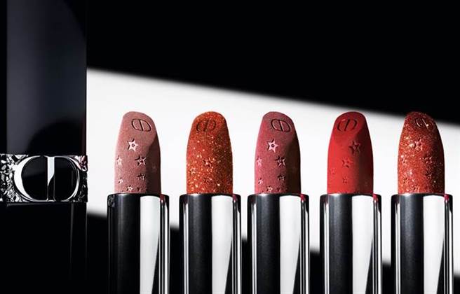 迪奥蓝星唇膏星光限量版浮刻着星型图腾，宛如银河星辰流转。（图／品牌提供）