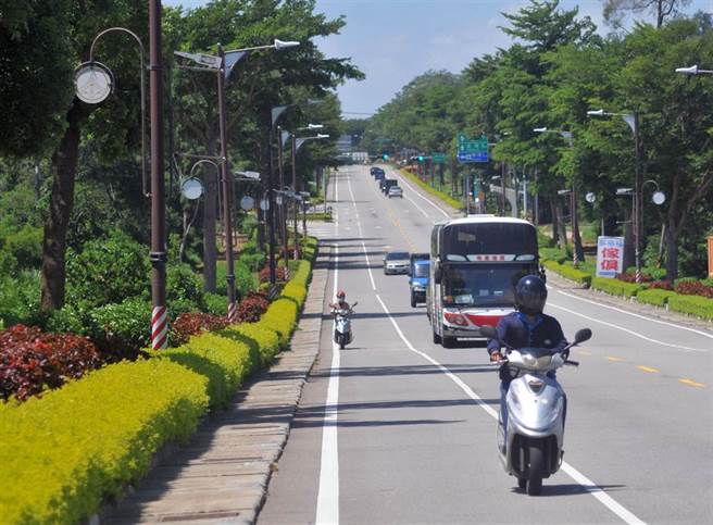 台中一名女子单手骑机车被警方依违反道路交通管理处罚条例开罚1万2千元，经上诉后，法院撤销裁罚。图片仅供示意，非当事路段。（中时资料照，李金生摄）