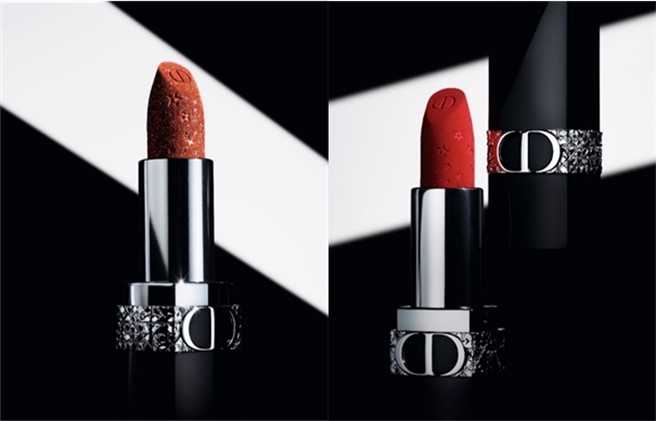 迪奥蓝星唇膏星光限量版能精准发色，包括丝绒质感营造出的特雾妆效，或细致亮片般闪耀夺目的金属光，皆为双唇点缀一袭高级订制妆感。（图／品牌提供）