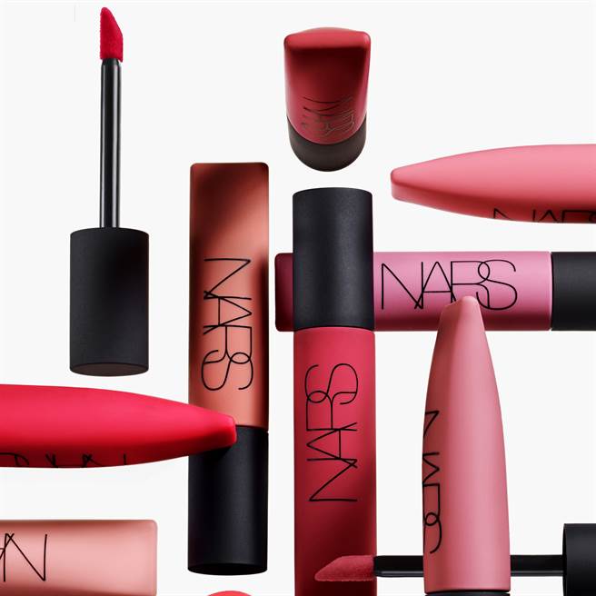 NARS云雾唇诱独家丝绒订制斜角刷头，轻刷贴肤不显纹。（图／品牌提供）