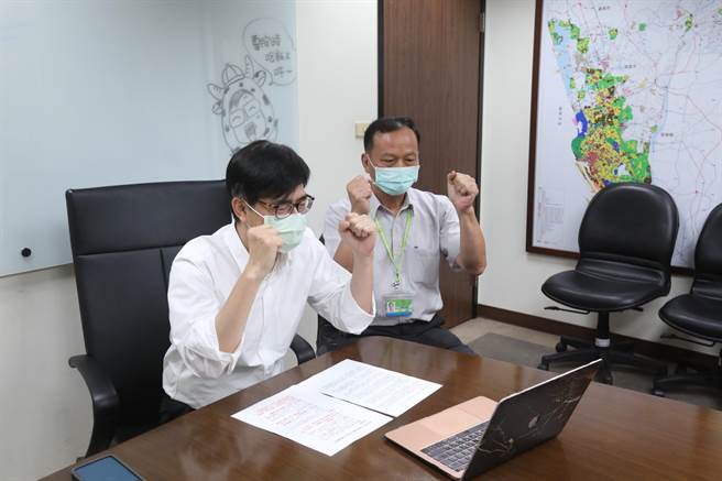 高雄市長陳其邁（左）10日透過視訊，為消防員盧宗明的父親加油打氣。（高市府提供／林瑞益高雄傳真）
