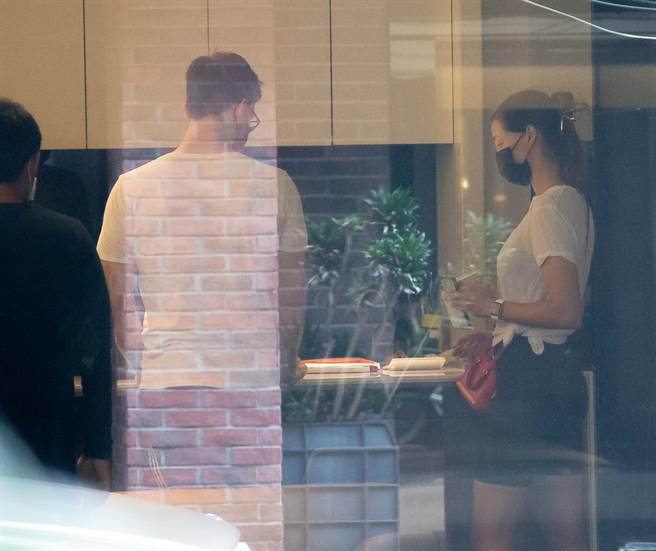 Akemi与男友在家具店挑选家具。（罗永铭摄）