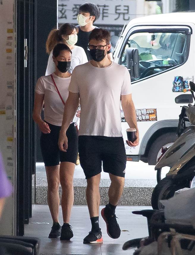 Akemi（后）与男友穿情侣装走在文昌街，互动如老夫老妻。（罗永铭摄）