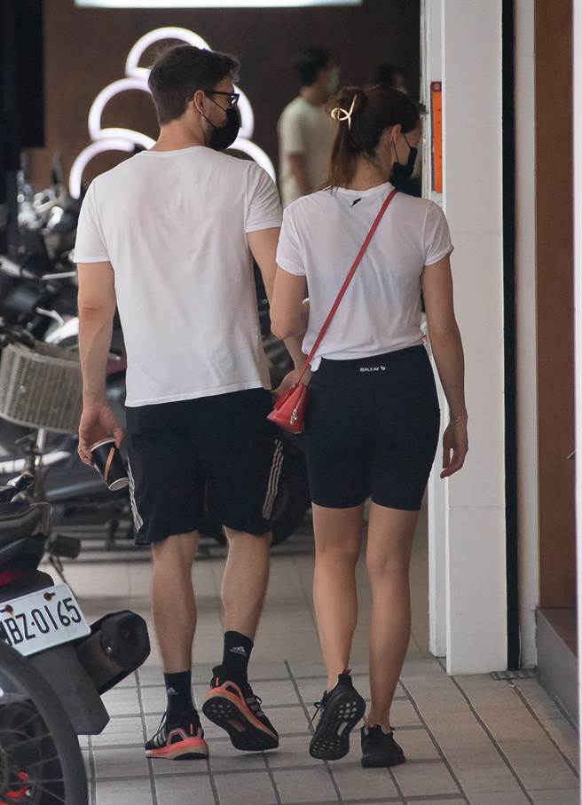 小两口在文昌街的家具街一路边走边看。（罗永铭摄）