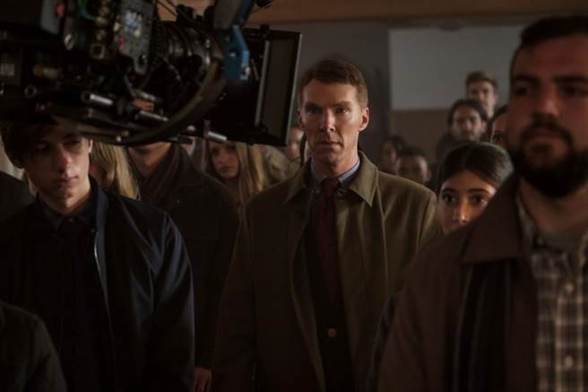 班尼狄克康柏拜區在《失控的審判》演出軍事檢察官斯圖亞特庫奇。（CATCHPLAY提供）