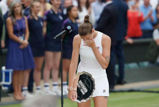 捷克女将小普莉丝可娃决赛落败后泪洒颁奖台。（路透）