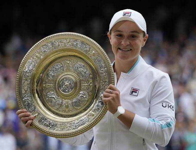 澳洲女将巴蒂举起象徵温布顿女单冠军的玫瑰露水奖盘。（美联社）
